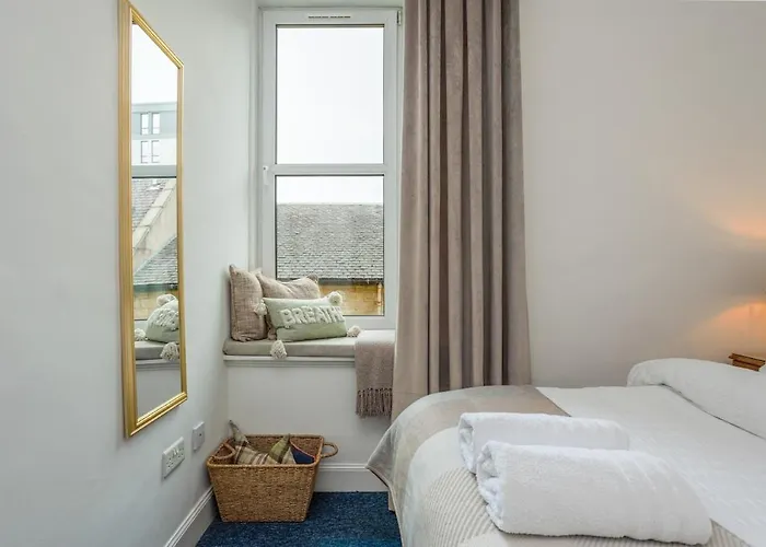 Cosy & Quiet Flat Near Haymarket Station
